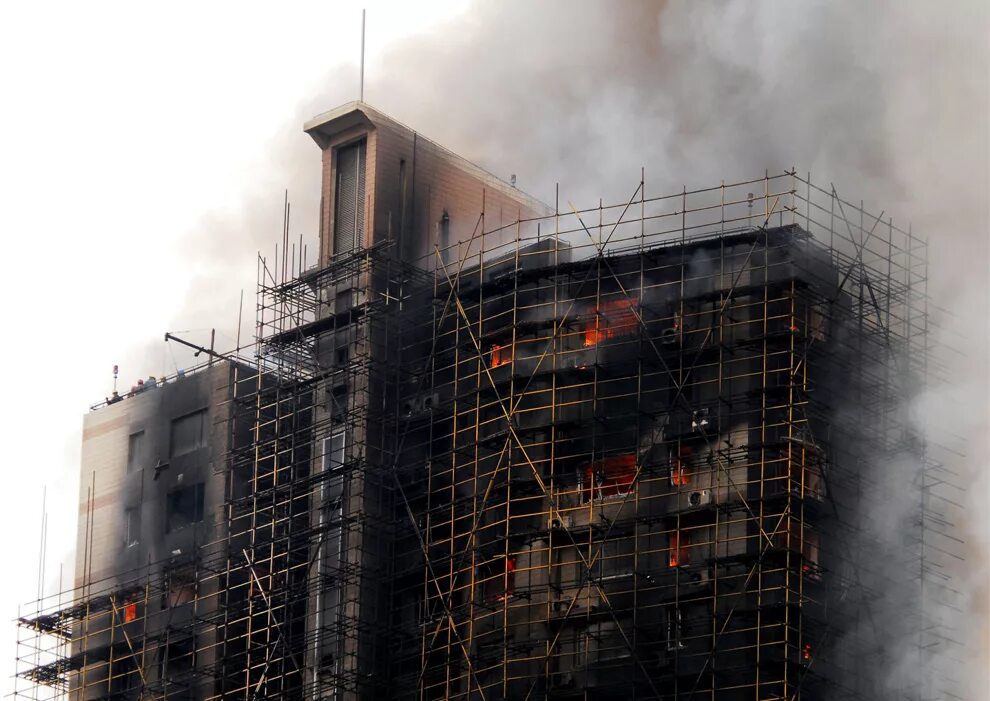 Построить дом после пожара. Пожар в высотном здании Шанхая 2010. Пожар в здании. Сгоревшее здание. Пожары в зданиях и сооружениях.
