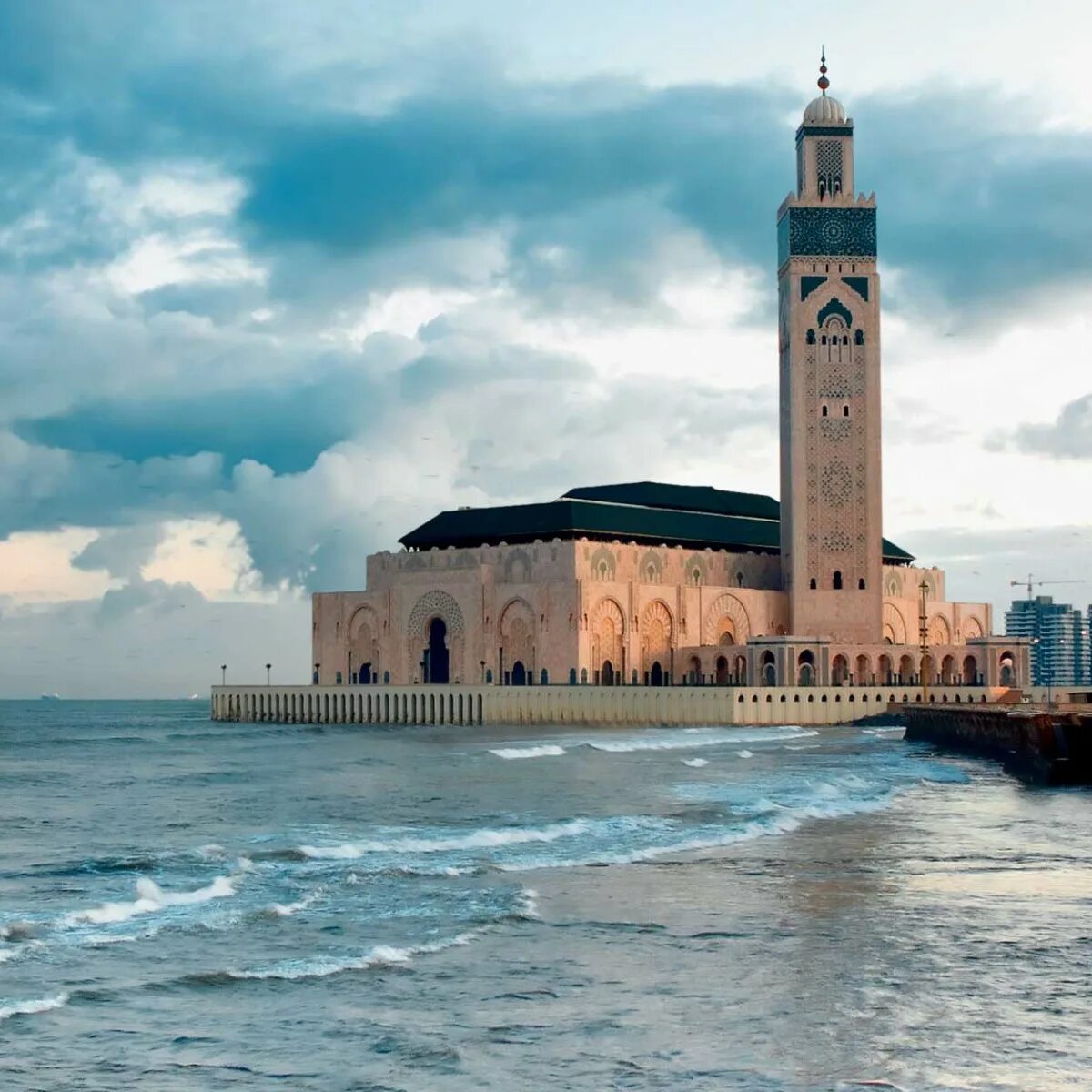 Минарет мечети хасана ii марокко. Мечеть хассана ii в касабланке. Касабланка мечеть хасана. Касабланка мечеть хасана. Касабланка мечеть хасана.