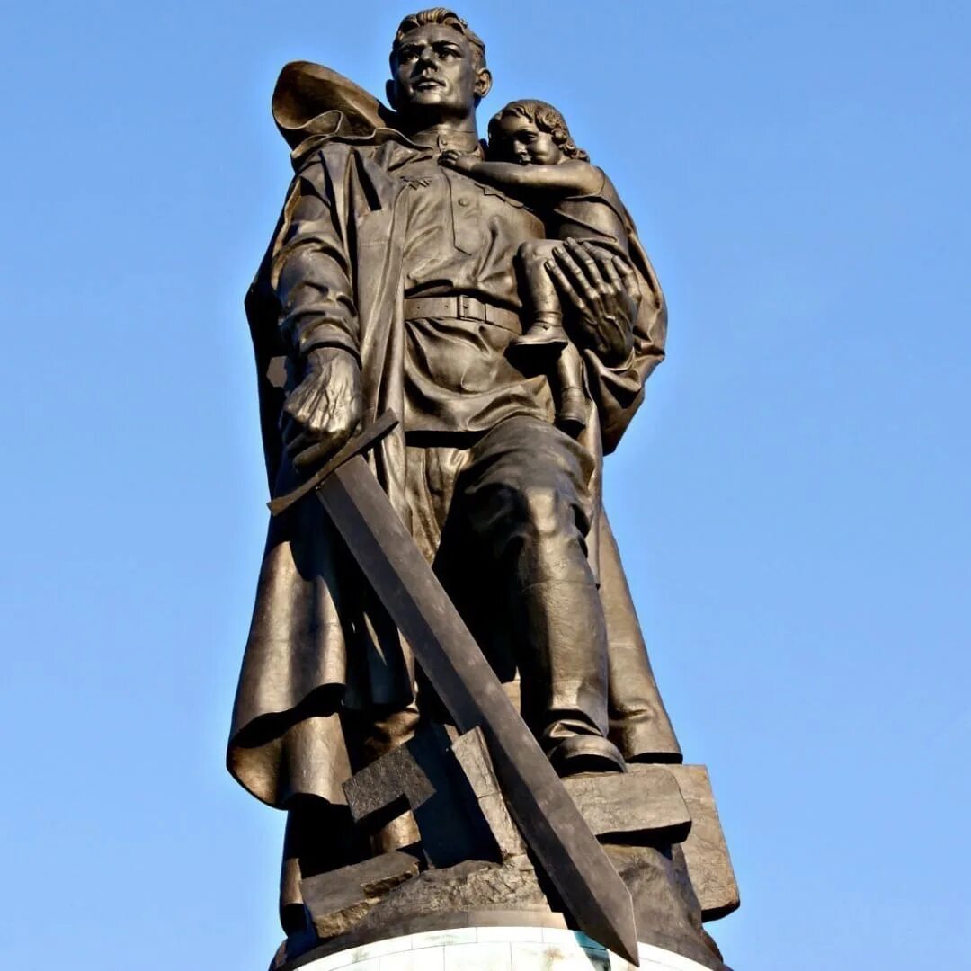 И в берлине в праздничную дату. Вучетич. «воин-освободитель». трептов-парк, берлин. памятник советскому солдату в трептов парке в берлине. памятник солдату в трептов парке в берлине. воин-освободитель трептов-парк берлин.