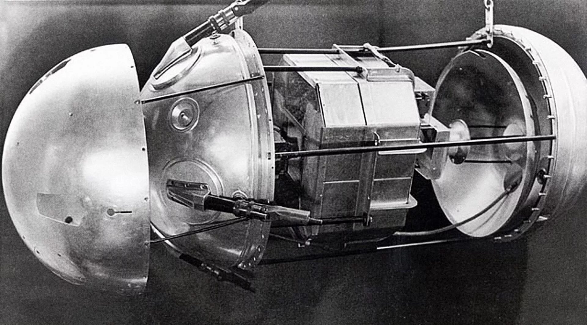 Как называется первый спутник отправленный в космос. Первый Спутник земли запущенный 4 октября 1957 СССР. ПС-1 Спутник. Первый ИСЗ Спутник СССР. Искусственный Спутник земли 1957.
