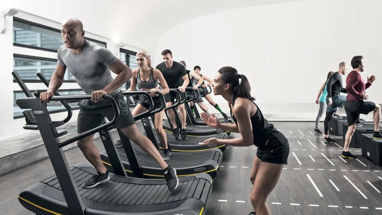 HIIT кардио. Каржио тренировки в фитнес зале. Кардиотренажеры в зале. Беговая дорожка в спортзале. Как включить дорожку в зале