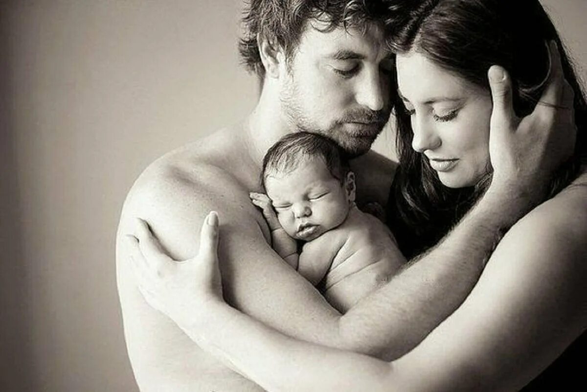 Семья муж жена и дочь. Мужчины женщины и дети. Мужчина и женщина с младенцем. Фотосессия с новорожденным и мужем. Муж жена и ребенок.