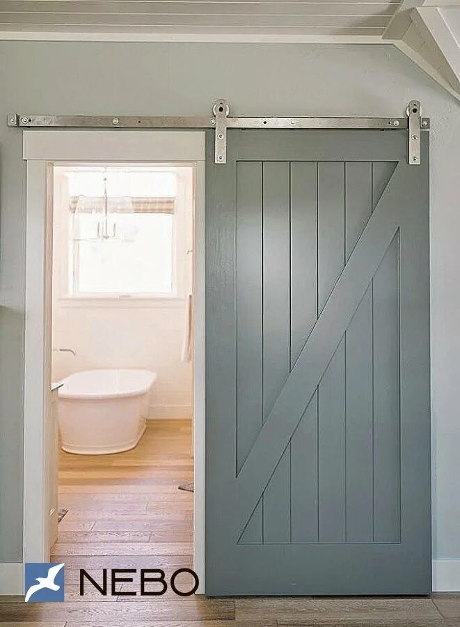 Деревянные двери в ванной. Амбарная раздвижная дверь. Амбарная дверь в ванную. Амбарная дверь в ванную комнату. Раздвижные двери на ванну.