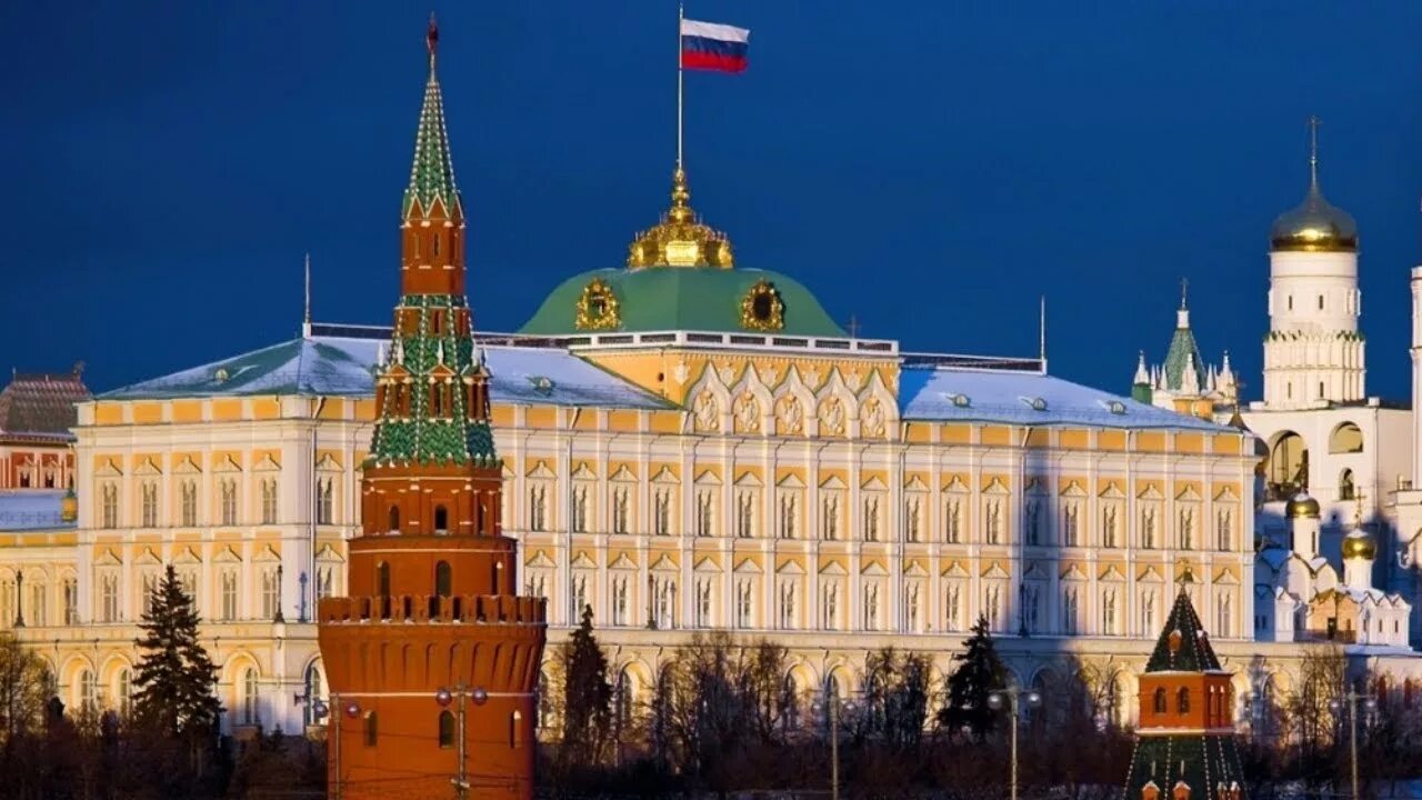 8 кремлей россии. Резиденция президента России в Кремле флаг. Кремль правительство. Флаг над Кремлем. Русские кремли.