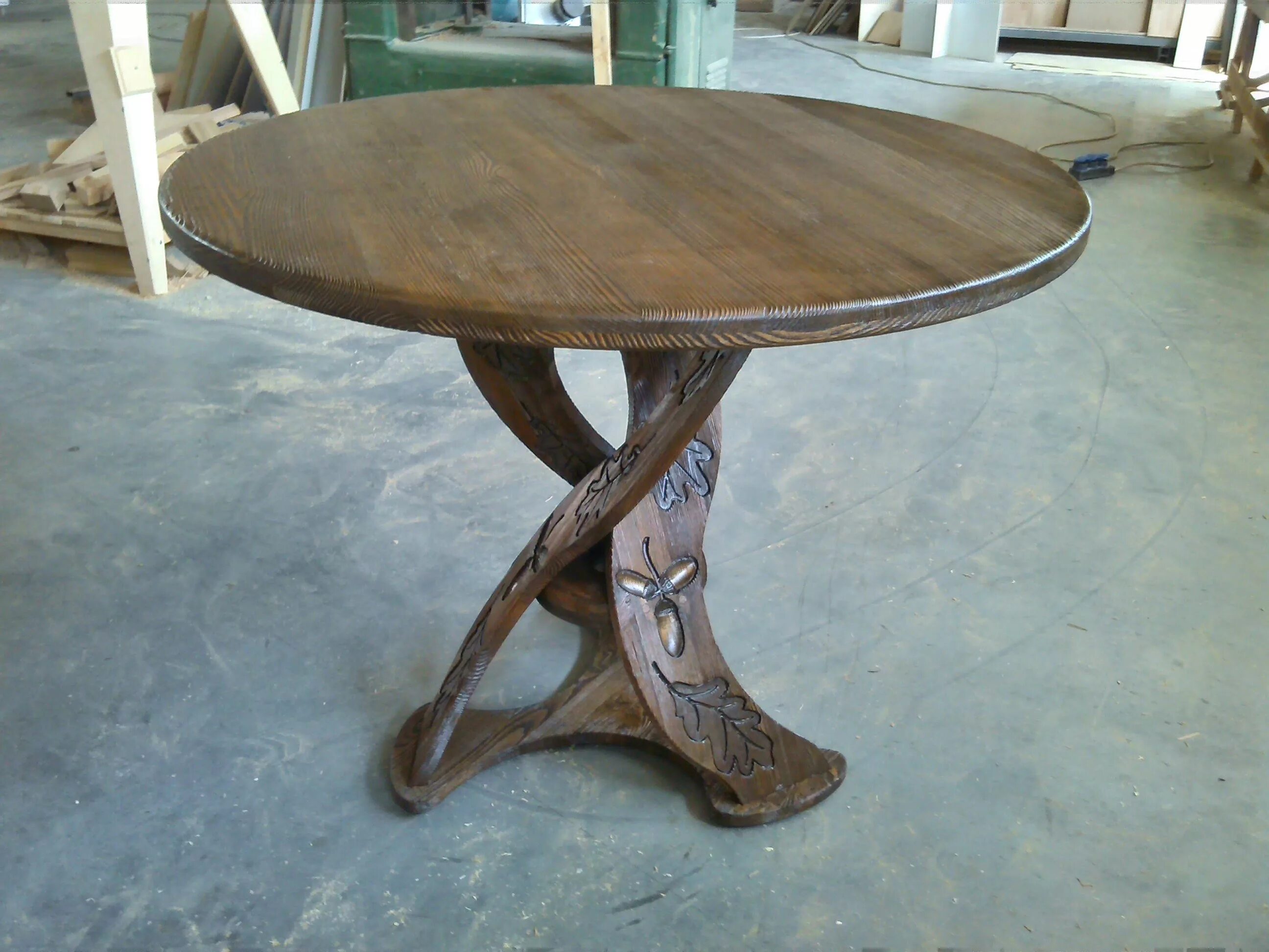 Деревянное подстолье для журнального столика. Круглый столик из дерева. Круглый деревянный стол. Круглый деревянный столик. Круглый стол из массива дерева.