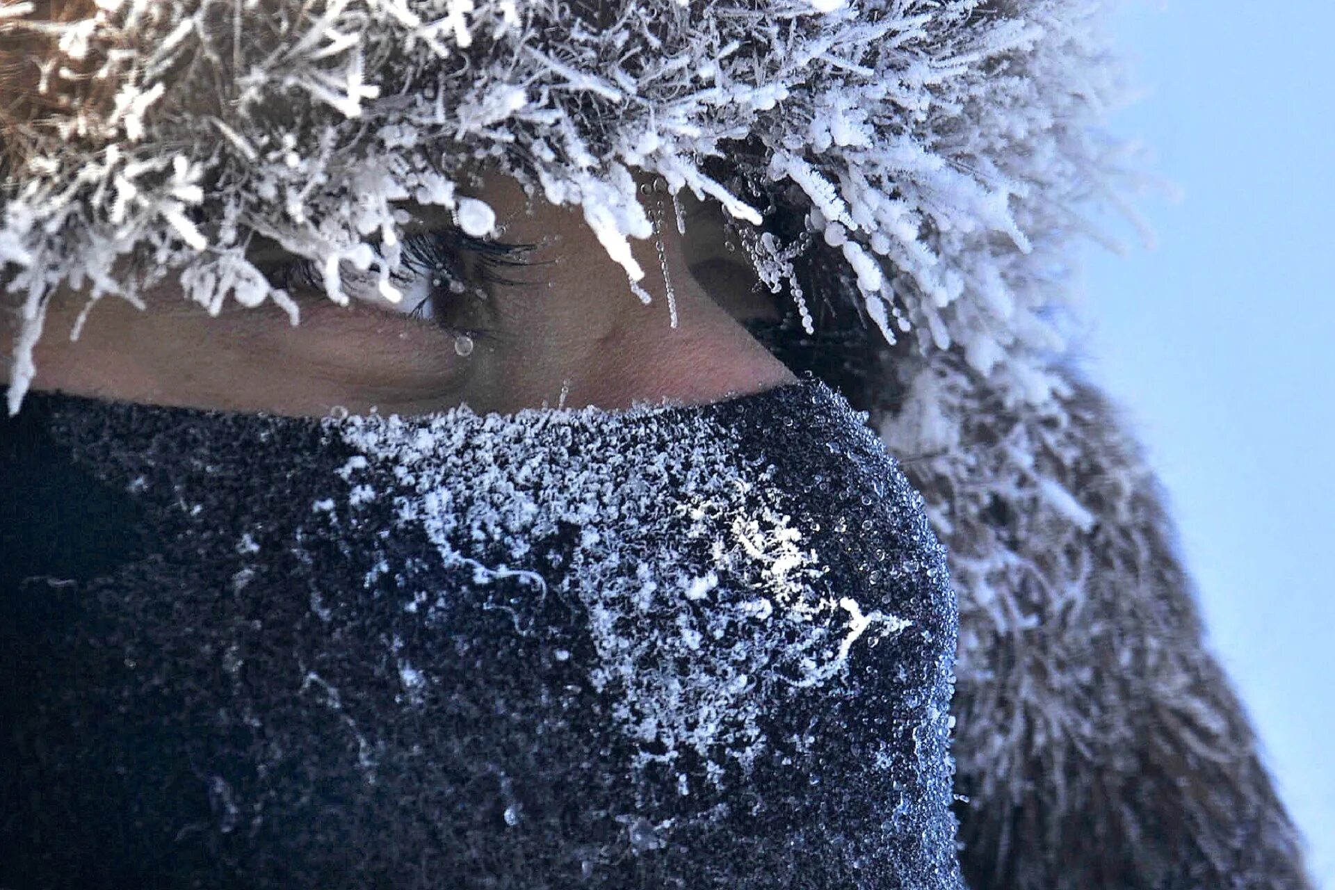 Снежная холодная зима умеренно жаркое лето. Замерзшая девушка. Человек в снегу. Холод снег.