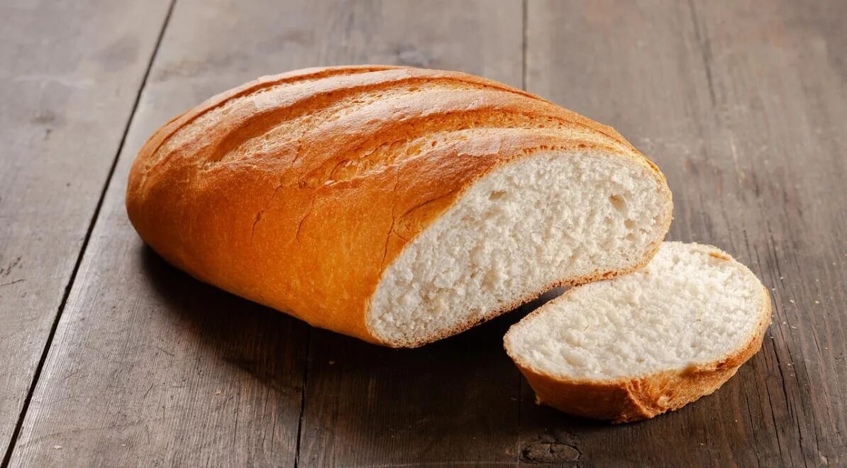 Белый хлеб получают из. Ботон. Батон хлеба. Белый батон. Хлеб нарезной.