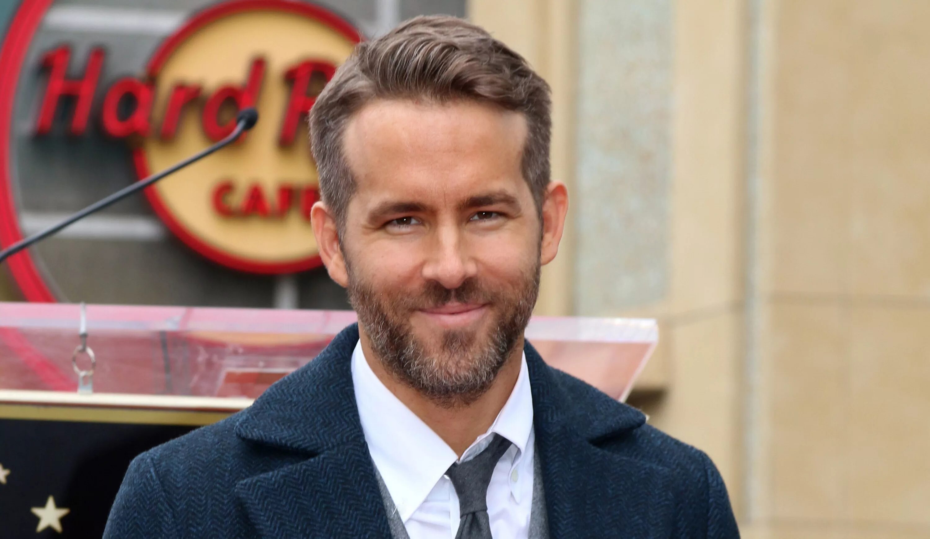 Райан рейнольдс 2019. Бен аффлек и райан рейнольдс. Райан рейнольдс 2005. Райан рейнольдс 2022. Бен аффлек и райан рейнольдс.