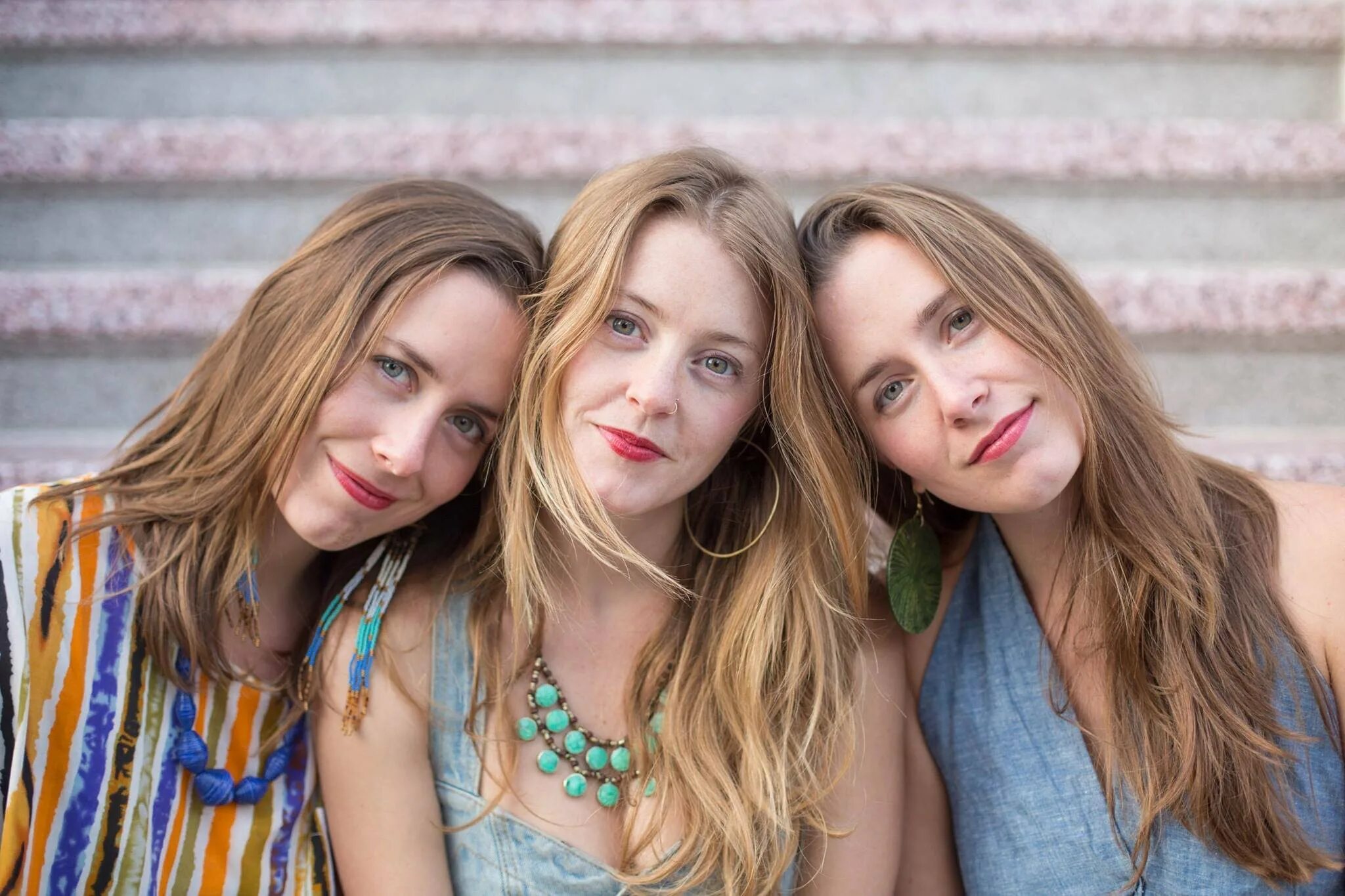 Девочки подруги. Two sisters. Stilhan sisters. Sweet sister инстаграмм. Маленькая девочка с сестрой в городе.