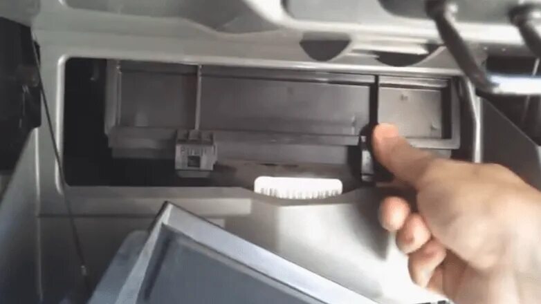 Салонный фильтр сузуки sx4. 4 2011. Toyota passo 2008 фильтр салонный. Как достать салонный. Киа к900 салонный фильтр.