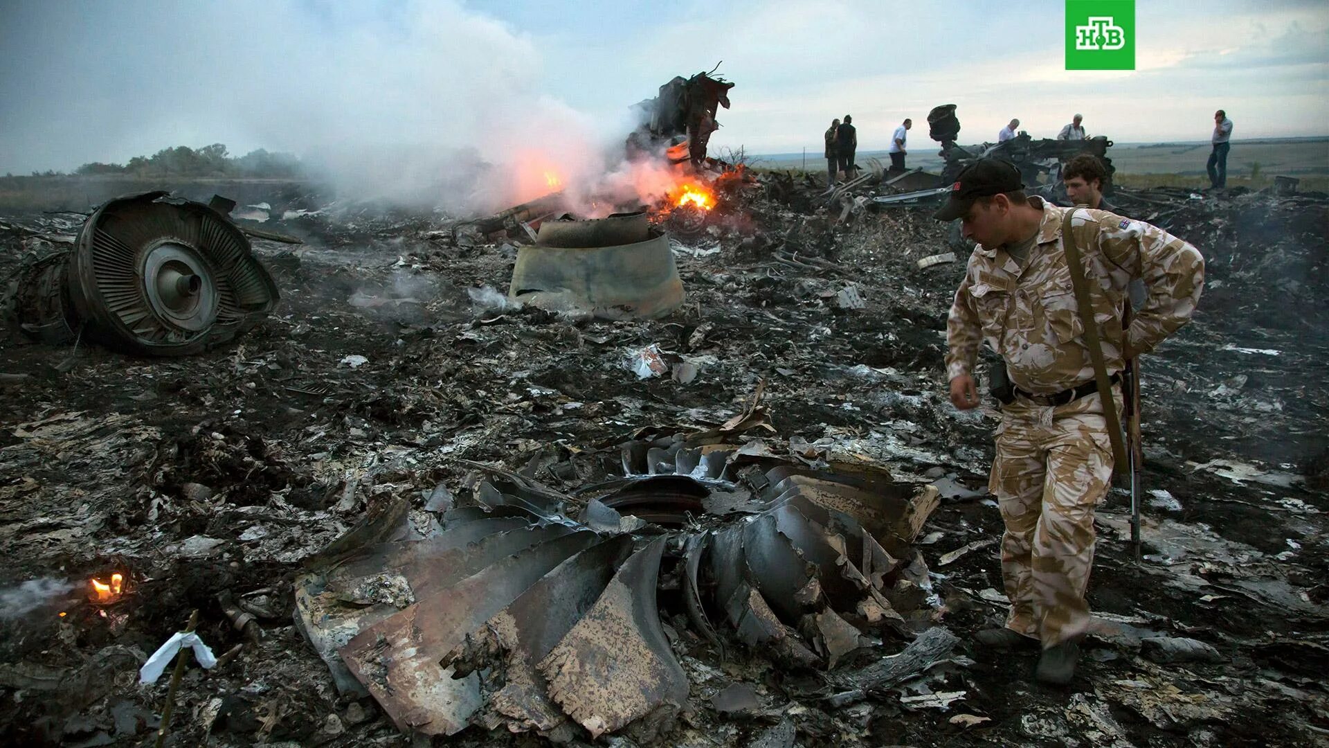 Крушение дело. Катастрофа Боинг 777 в Донецке. Катастрофа Malaysia Airlines mh17. Boeing 777 сбитый в Донецке.