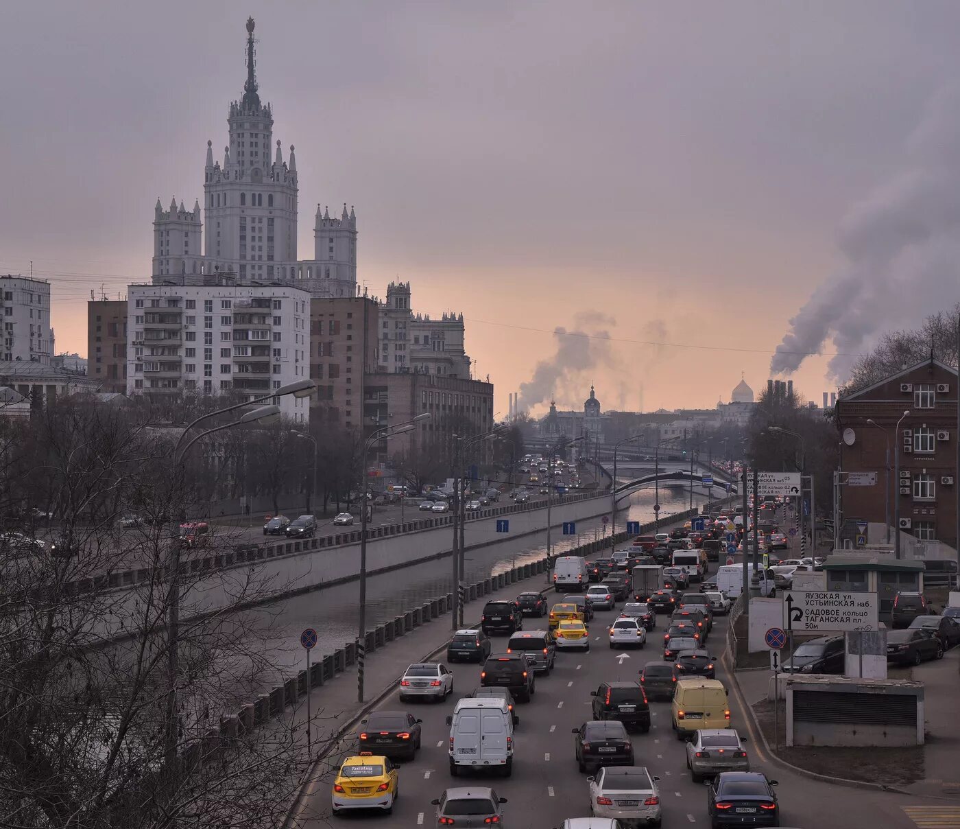 Москва в ноябре. Пасмурная Москва. Ноябрь в городе. Пасмурный день в Москве.