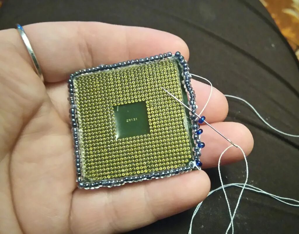 брелок из intel core i9. можно ли сделать процессор. самодельный процессор. брелок из процессора. кристалл процессора intel.