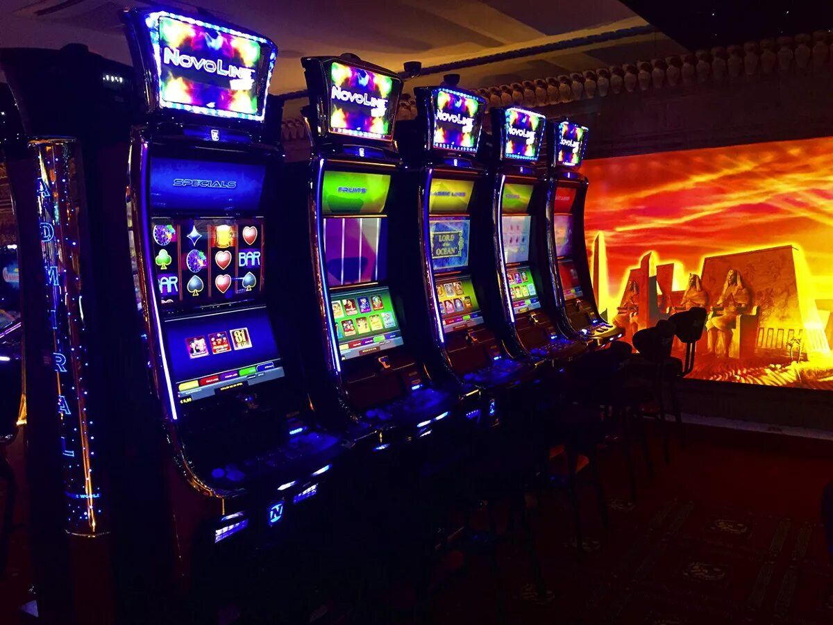казино место. игровой rkvg. компьютерный клуб. зал игровых автоматов. игровые автоматы slot machines.