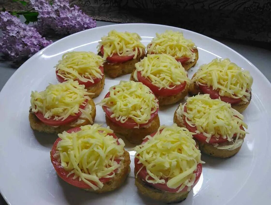 Бутерброды с помидорами и сыром. Бутерброды с помидорами и сыром. Бутерброды с помидорами и сыром и чесноком. Бутерброды с помидорами и сыром. Гренки с помидорами.