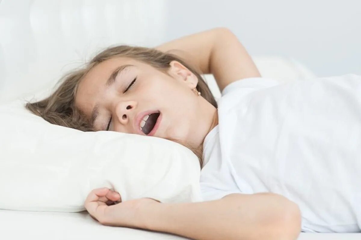 Дети считают что взрослые спать. Дети спят с открытыми ртами.