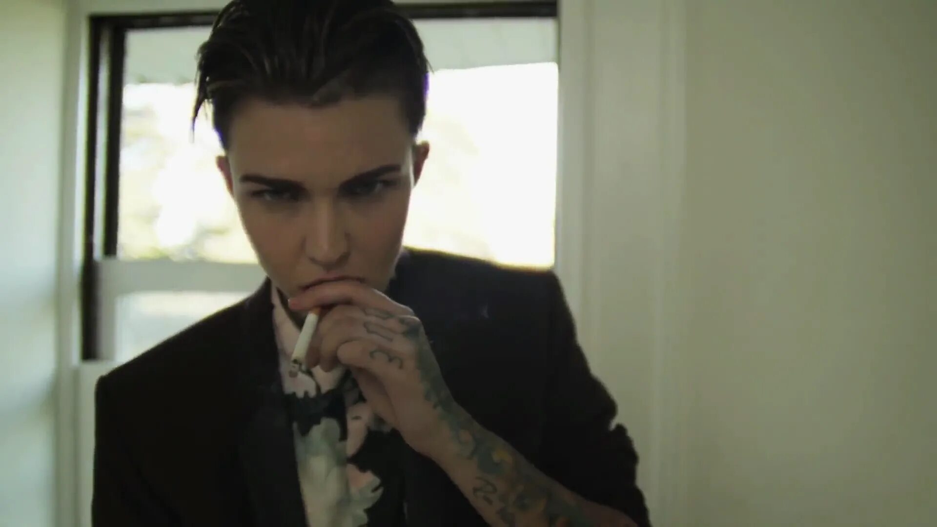 Девушка из клипа девочка пиздец. Моя девочка пиздец из клипа. Оксимирон девочка пиздец. Руби роуз клип. Девочка пиздец в реальности.