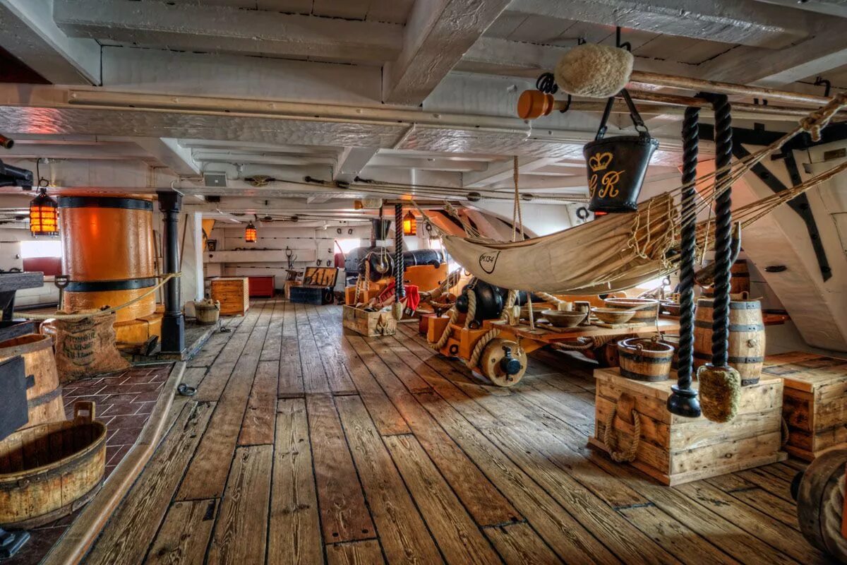 Борт корабля пиратов. HMS Victory трюм. HMS Victory Капитанская каюта. HMS Victory каюта. HMS Victory inside.