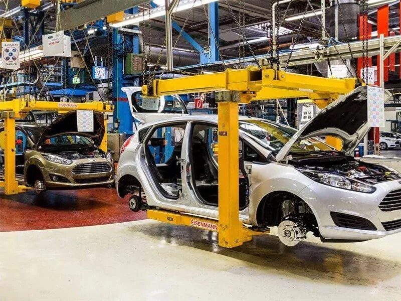 автомобилестроение. автомобилестроение. сборочный конвейер бмв м5. автопромышленность италии. сборка машины.