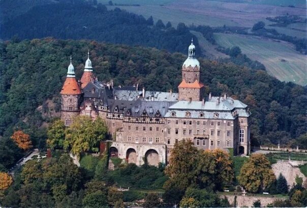 WWII secret tunnels and treasures beneath a castle in Poland The Vintage News Ca