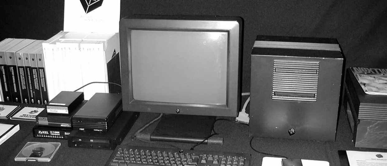 Next computer. Первый компьютер next. мас 1 компьютер. персональный компьютер в библиотеке. компьютер next 1995 года.