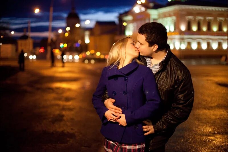 Гуляем по ночному. Влюбленные в городе. Прогулка влюбленных. Фотосессия пары. Поцелуй вечером на улице.