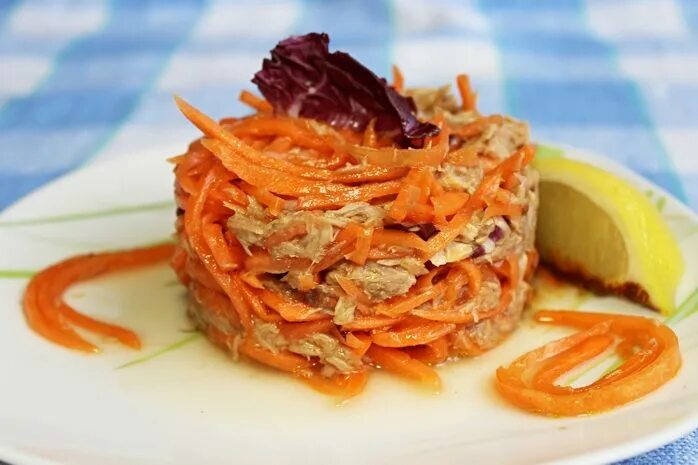 Салат рыба морковь лук. Салат с тунцом и морковью. салат с тунцом и корейской морковью. морковь тунец. постный салат с корейской морковью.
