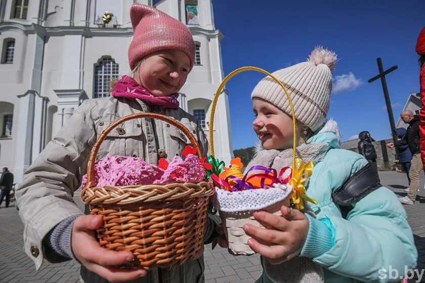 Католический храм. Католики празднуют пасху. С праздником пасхи католиков. Пасха в чехии. Пасхальная ярмарка в москве.