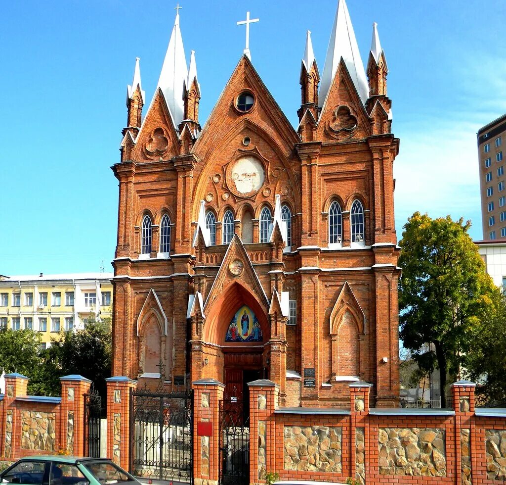 Католический храм успения божией матери в курске. Курск храм богородицы. Курск храм богородицы. Католический костел курск. Римско-католический костёл курск.