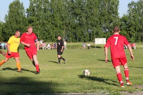 чемпионат брянской области по футболу. пузырев тренер фк спутник карачев. пузырев тренер фк спутник карачев. спутник карачев. спутник карачев футбольная команда.