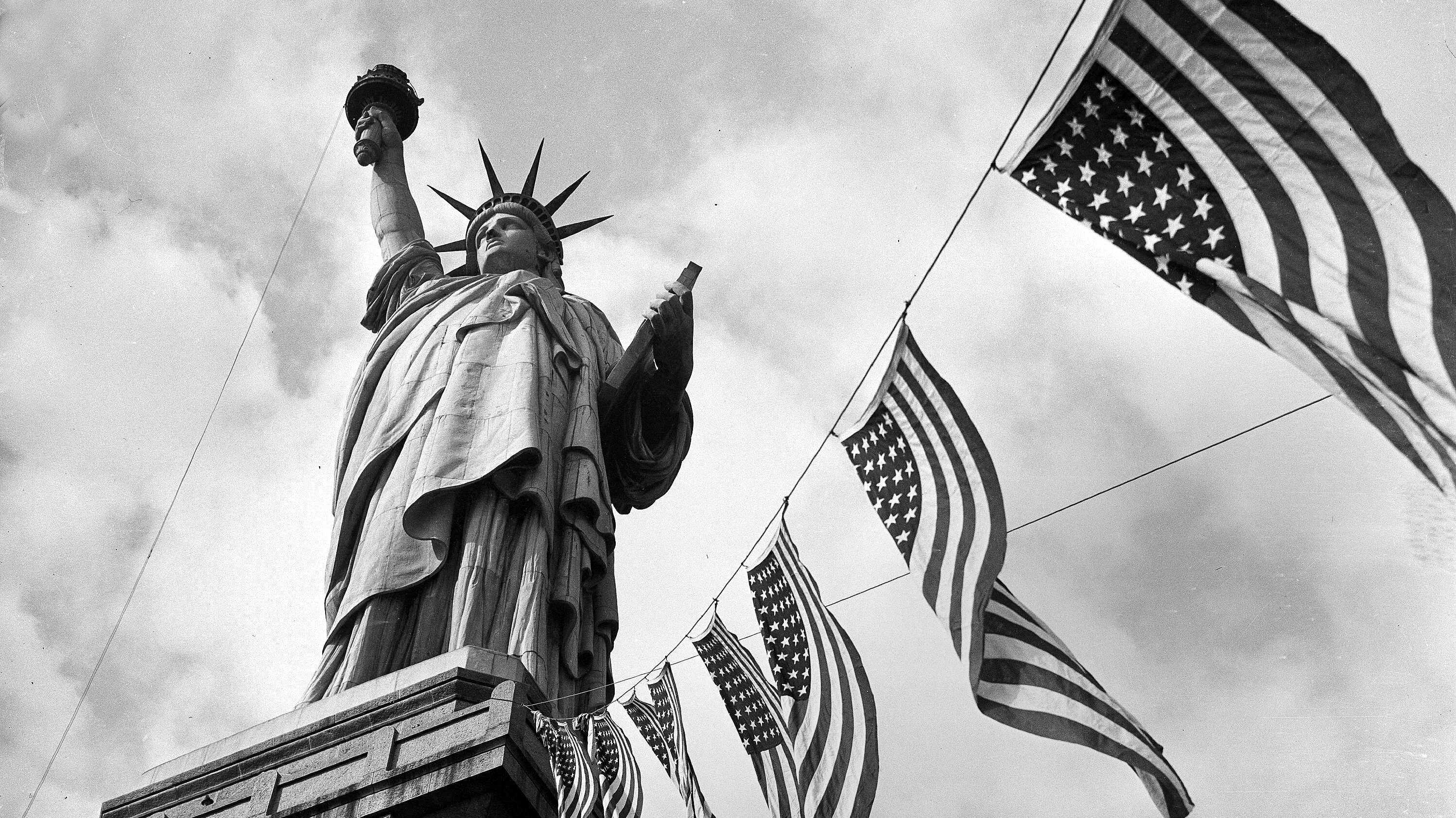 20 середина. Нью Йорк 1886. Статуя свободы Нью-Йорк. Статуя свободы 1886. Нью Йорк 20 век статуя свободы.