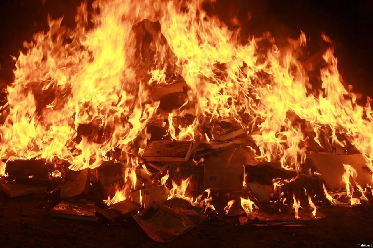 Сгорел много. Горящие книги.