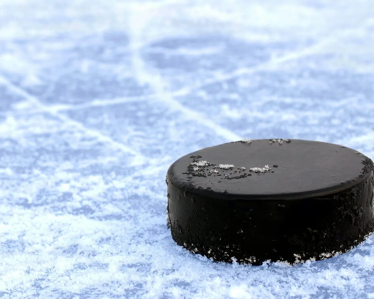 Puck Ice Hockey. Шайба на льду. Шайба хоккейная. Лед хоккей.