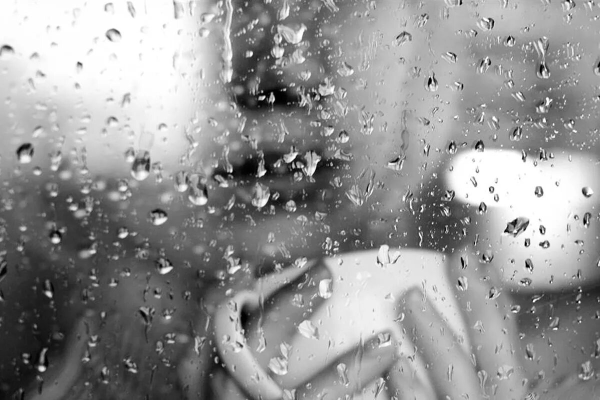 Дождь стеной песня. Кофе с каплями дождя. Девушка и мокрое стекло. Доброе дождливое утро. Капельки дождя.