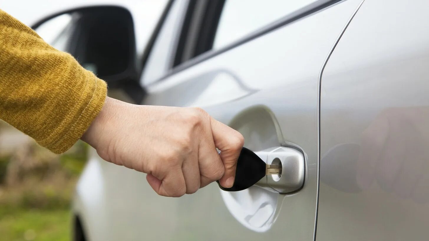 Открывание дверей машины. Дверь машины. Как закрытую дверь в машине. Как закрытую дверь в машине. Замок автомобиля.