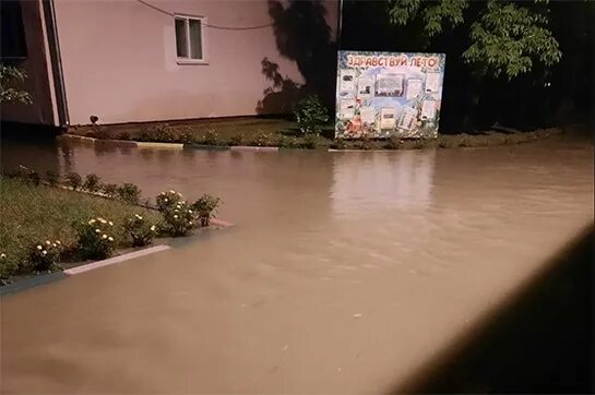 Поселок ливни. Город бердск затопление. Поселок аметьево казань. Поселок ливни. Ливень на проезжей части.