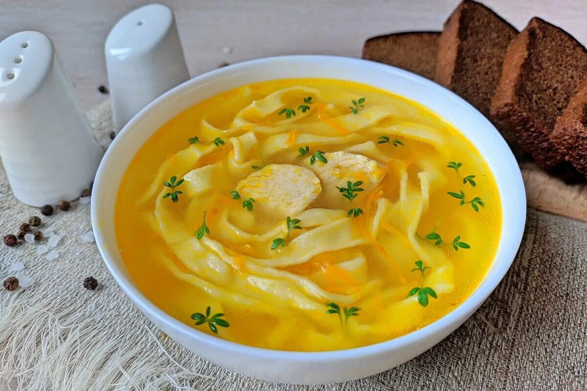 Суп с лапшей и сыром. Суп лапша домашняя. суп с фрикадельками и лапшой. суп с домашней лапшой и мясом. сырный суп с лапшой и фрикадельками.
