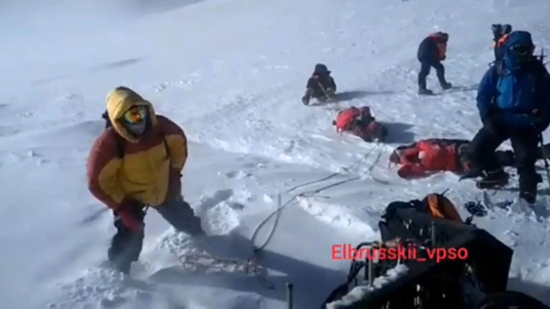 восхождение на эльбрус погибшие. эльбрус группа альпинистов туристов-восходителей. лавина в мурманской области 2021. мчс эльбрус. эльбрус погибшие альпинисты 2020.