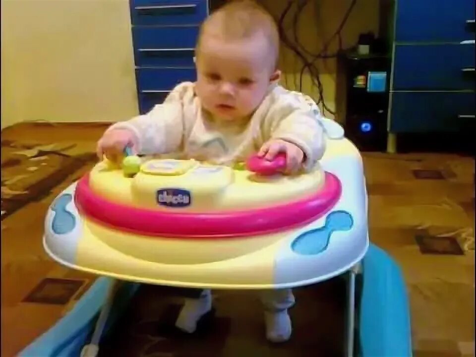 Ходунки в 7 месяцев. Ходунки babyton. ребенок в ходунках в 6 месяцев. ходунки mamalove. мальчик 6 мес в ходунках.