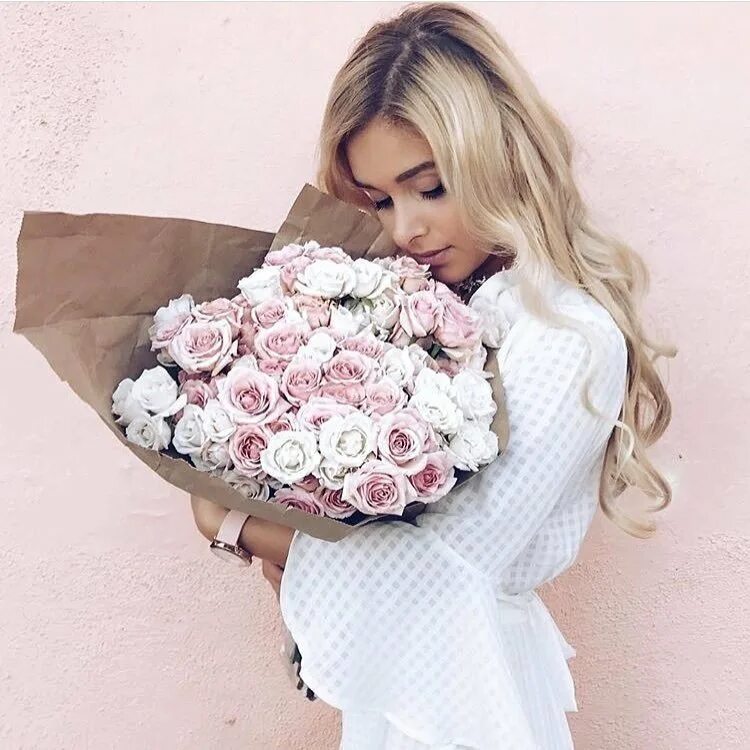 Букет "девушке". Блондинка с цветами. Фотосессия с букетом цветов. Блондинка с букетом роз.