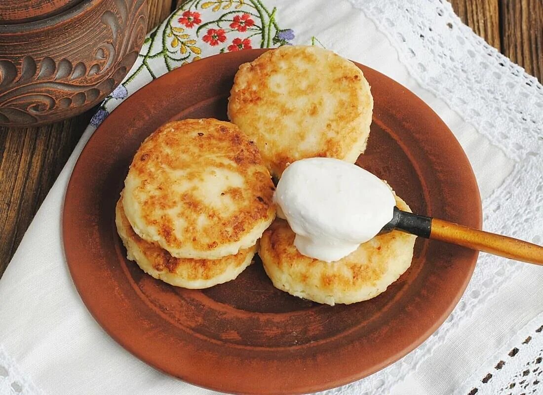 Как готовить сырники с мукой. Сырники. Сырники с манкой. Сырники на сковороде. Сырники с манкой на сковороде.