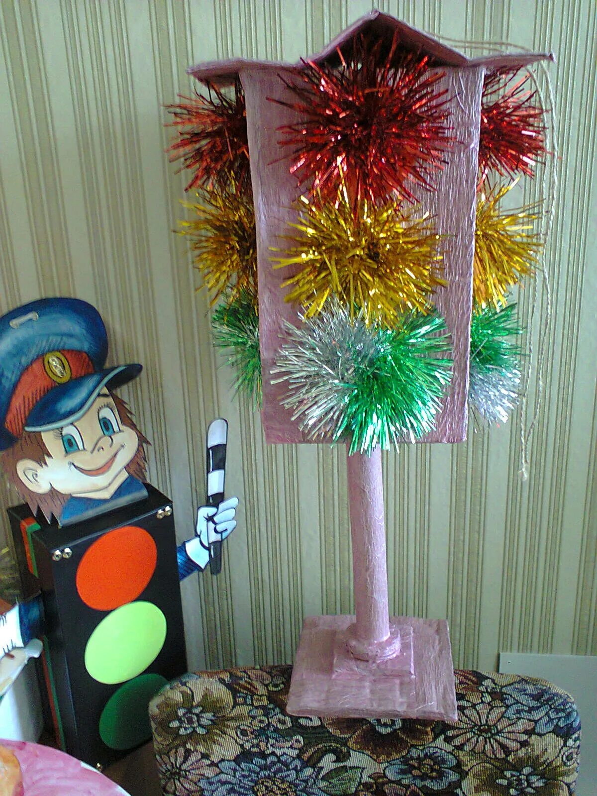 елочная игрушка своими руками правила дорожного движения. новогодняя игрушка в стиле пдд. елочная игрушка в виде дорожного знака. елка светофор поделка. дорожный знак на новогодней елке.