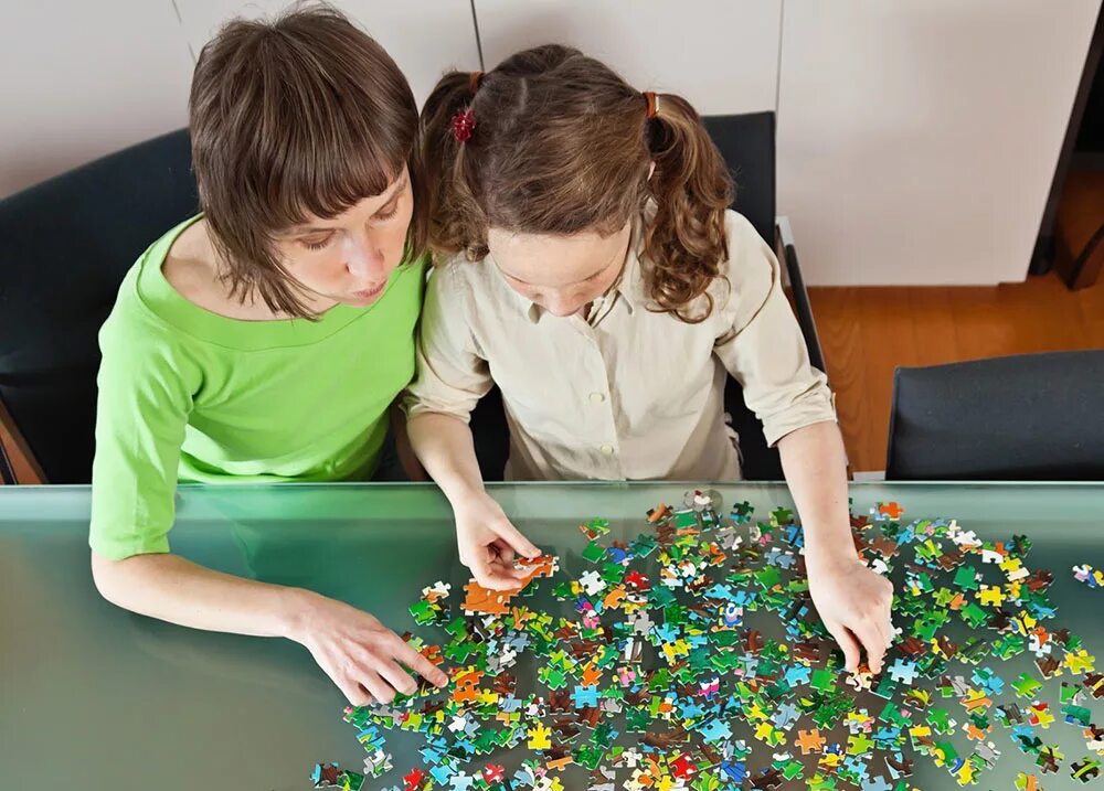 Что можно собирать игры. Дети собирают пазлы. Ребенок собирает Паззлы. Настольные игры для детей. Ребенок собирает мозаику.