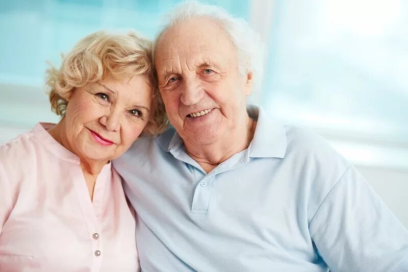 Пожилая пара. Скидка пенсионерам. Мужчина и женщина в возрасте. Счастливые пожилые люди.