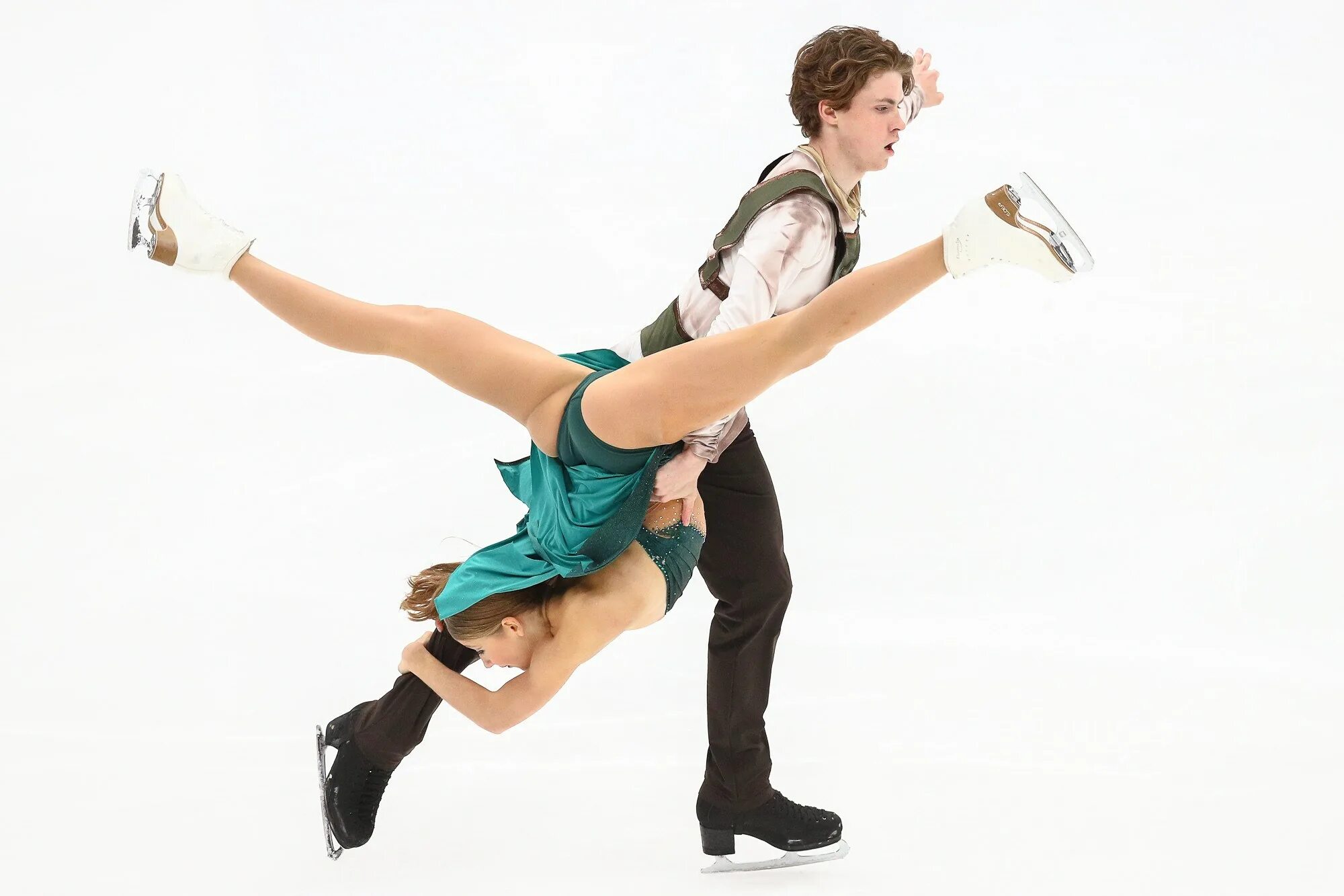 Валеева фигурное катание. Фигуристы москвы. Нестандартные позы фигуристок. Фигуристы москвы. Фигуристы танцоры.