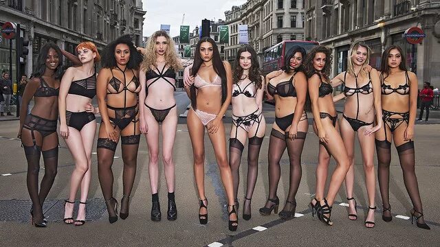 Фото сексуальной девушки в уличном миксе