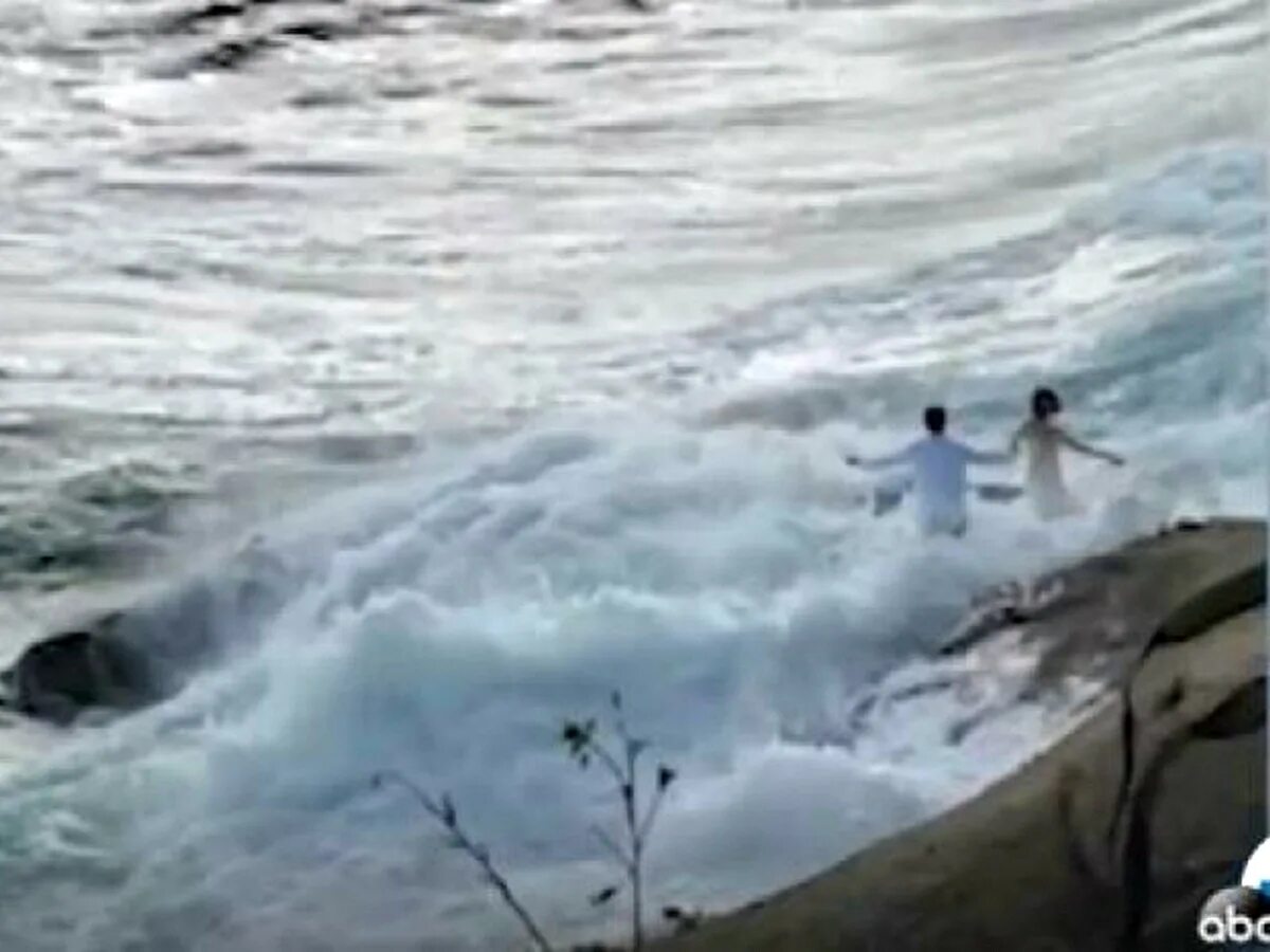 Бабка на катере смыло волной. Бабку смыло в море. Смыло волной видео. Огромные волны в сочи. Смыло волной.