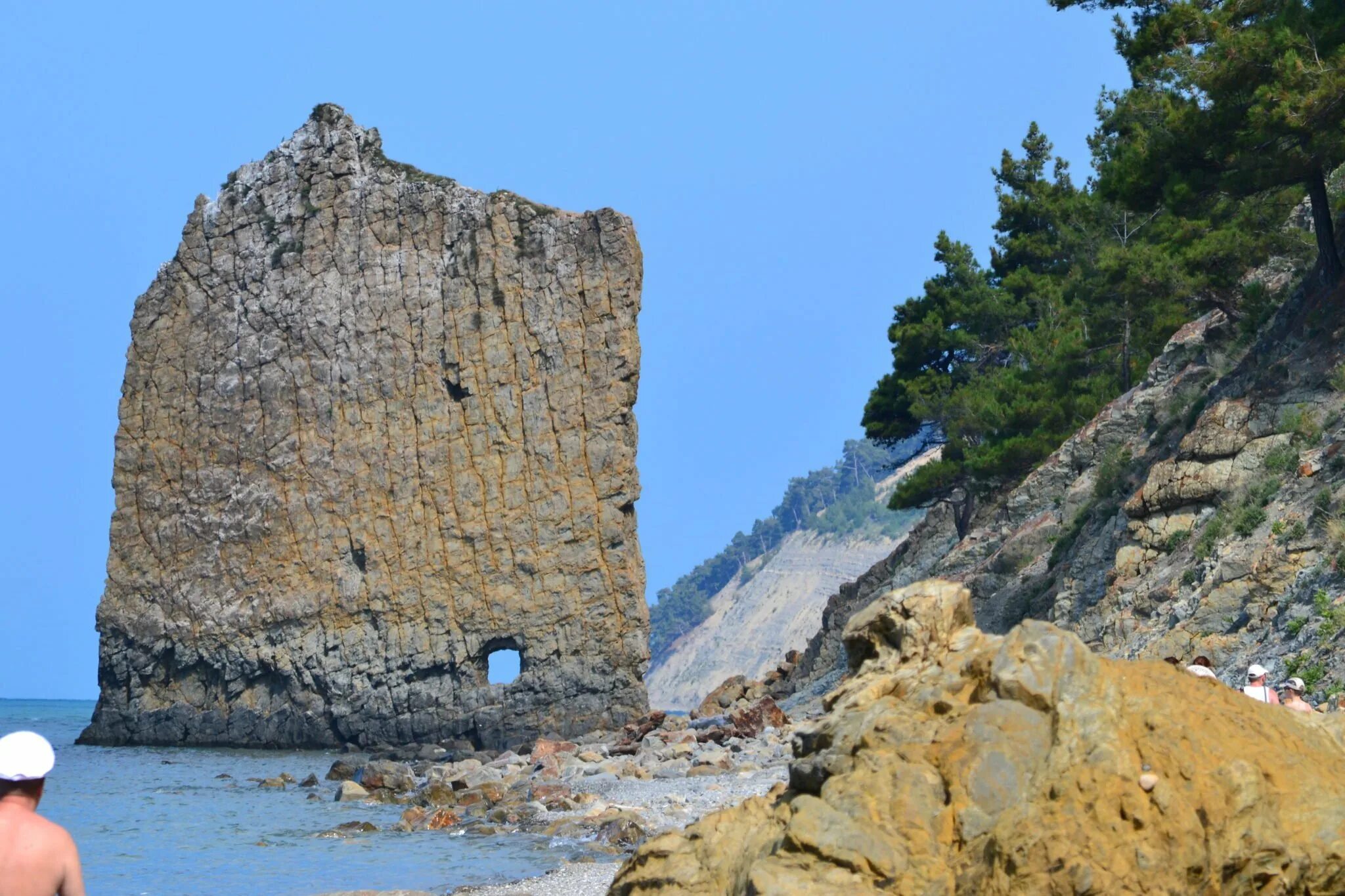 Скала парус в геленджике. Джанхот скала парус. Дивноморское пляж скала парус. Скала парус прасковеевка. Пляж скала парус прасковеевка.