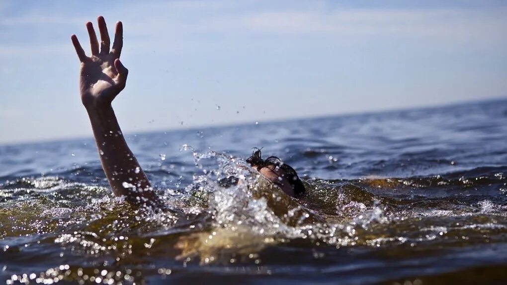 Человек тонет в воде. Тонет в море. Человек тонет в море. Девочка тонет. Утонуть картинки