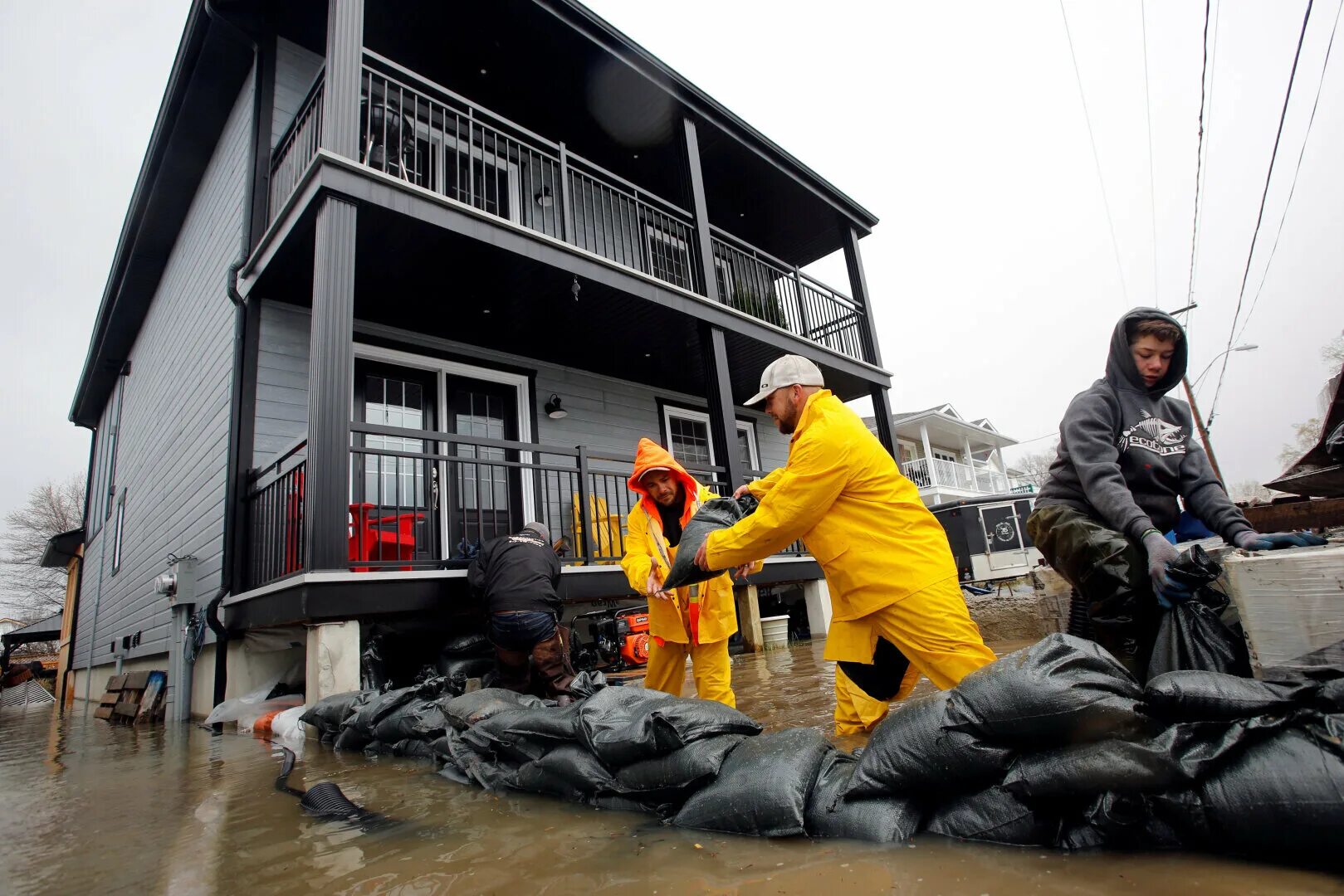 Flood natural disaster. Наводнение. ЧС наводнение. Стихийные бедствия Канада. Защита человека от стихийных бедствий.